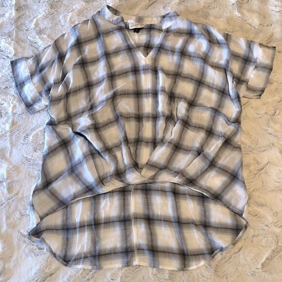 𝅺universal Thread hi-low plaid top size M - Picture 1 of 8